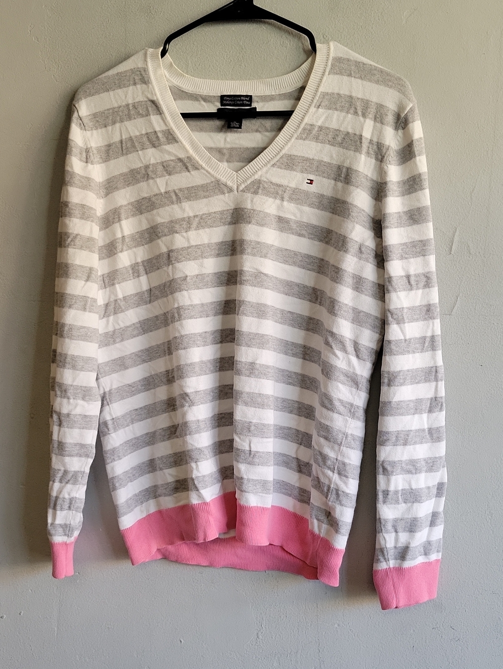Women's XL Tommy Hilfiger gray/white striped v-neck knit sweater w/pink hem
